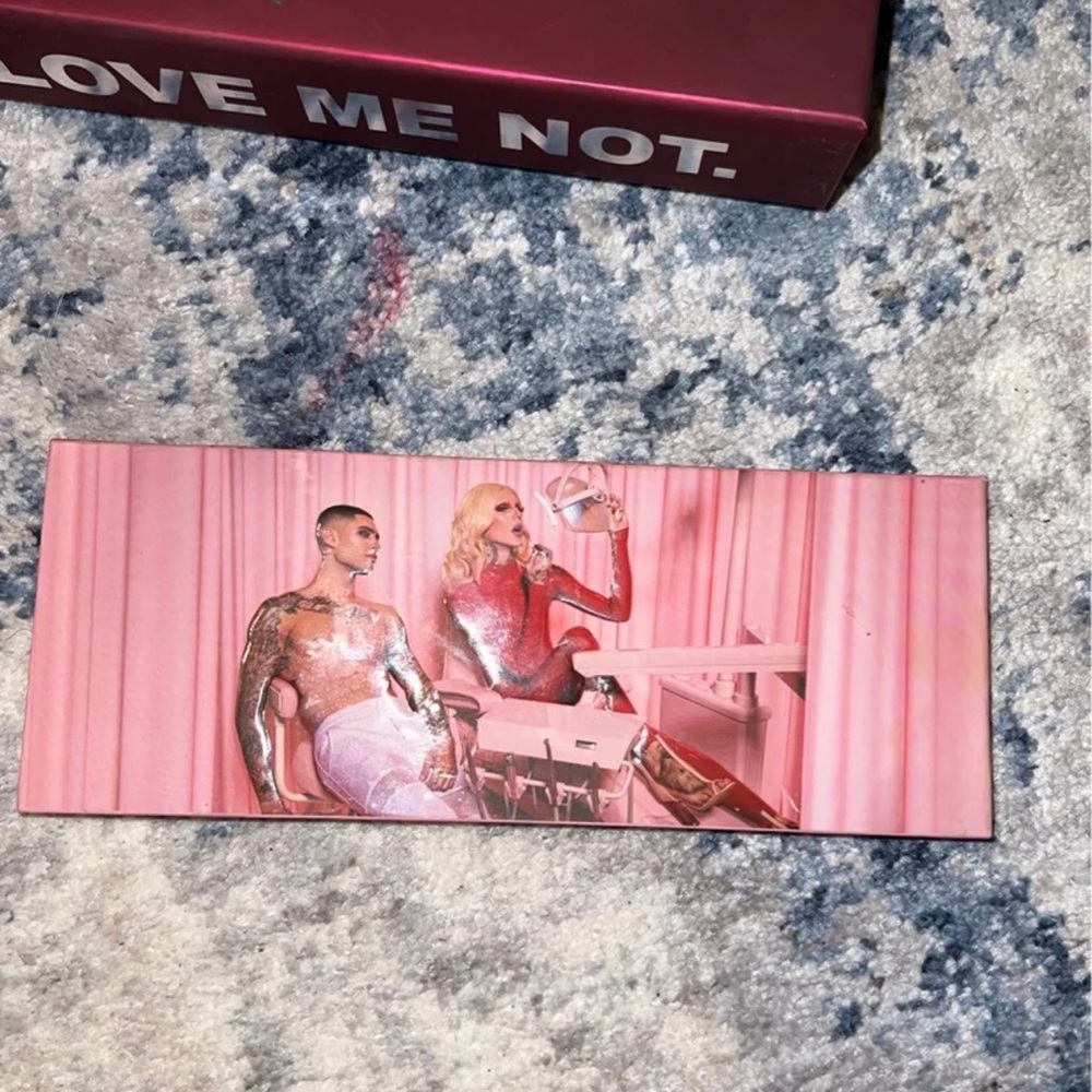 Jeffree star cosmetics, cavity high lighter pallet.